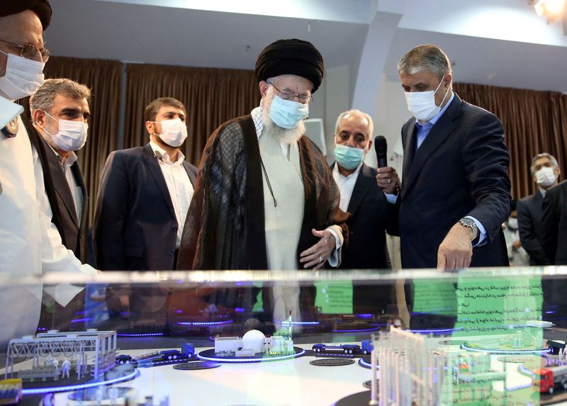 © Reuters. الزعيم الأعلى الإيراني آية الله علي خامنئي يتطلع إلى نموذج منشأة نووية في طهران يوم الأحد. صورة لرويترز من وكالة غرب آسيا للأنباء.