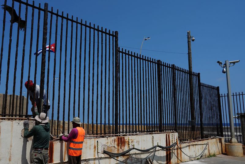 © Reuters. FILE PHOTO: Workers remove part of the fence of the U.S. Embassy during a renovation work in Havana, Cuba, May 4, 2023. REUTERS/Alexandre Meneghini