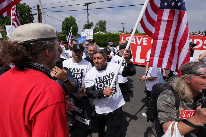 © Reuters. FILE PHOTO: Parents and pro-LGBT counter protesters face off outside of an elementary school over a Pride Day assembly in Los Angeles, California, U.S., June 2, 2023.  REUTERS/David Swanson