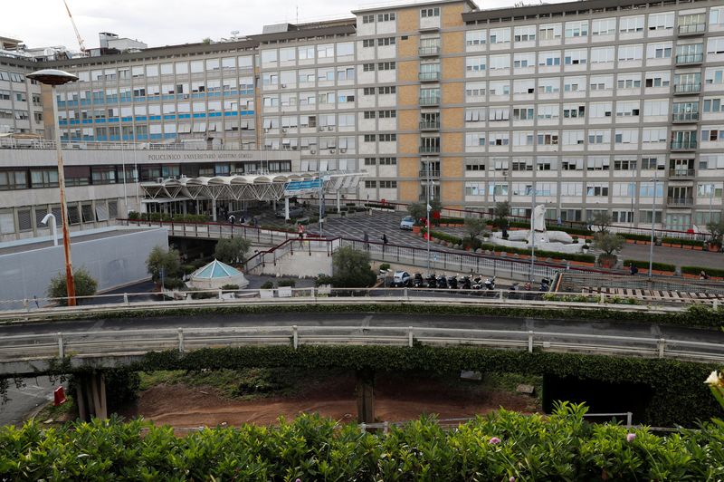 &copy; Reuters. FILE PHOTO: A general view of the Gemelli Hospital where Pope Francis is hospitalised for surgery on his abdomen, in Rome, Italy, June 10, 2023. REUTERS/Remo Casilli