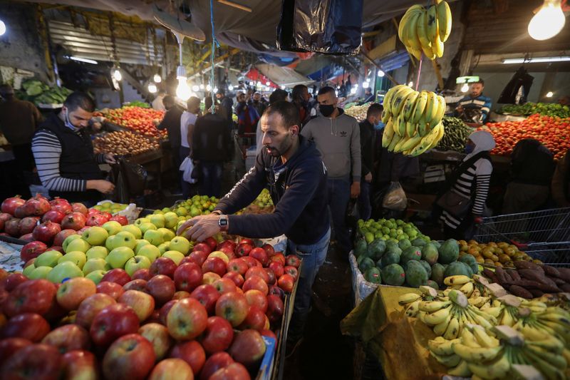 &copy; Reuters. أشخاص يتسوقون في سوق للخضروات والفاكهة في العاصمة الأردنية عمان. صورة من أرشيف رويترز.