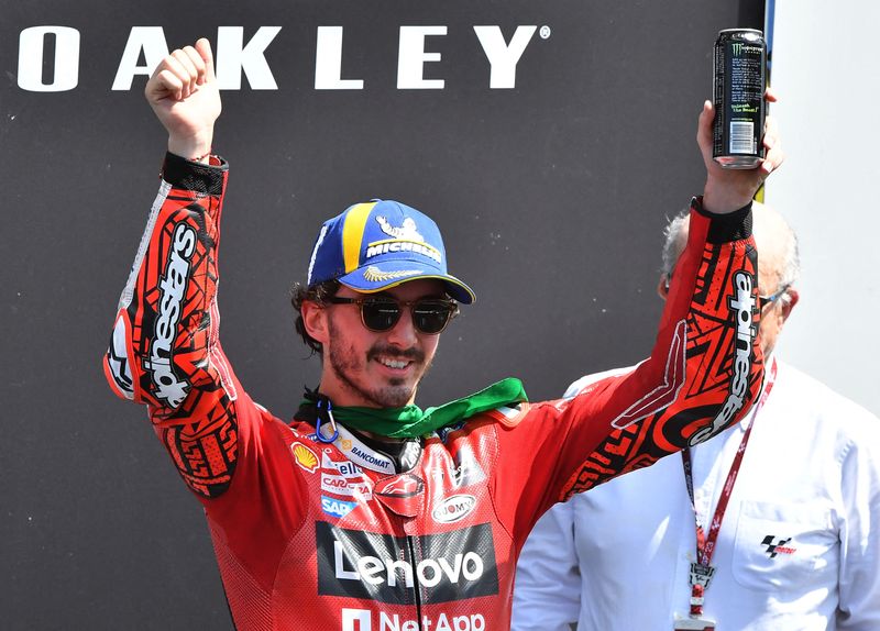 &copy; Reuters. فرانشيسكو بانيايا يحتفل بفوزه بسباق جائزة إيطاليا الكبرى يوم الأحد. تصوير: جينيفر لورينزيني - رويترز.