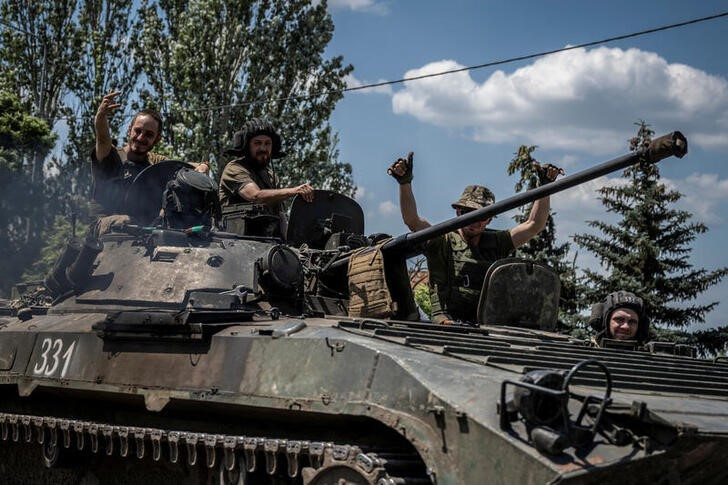 &copy; Reuters. Soldados ucranianos a bordo de un BMP-1 avanzan cerca del frente de Bajmut, en la región de Donetsk, Ucrania. 9 junio 2023. REUTERS/Viacheslav Ratynskyi