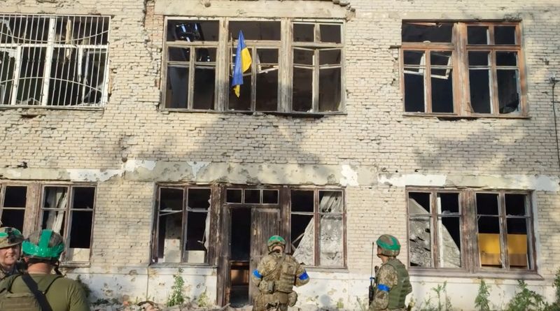 &copy; Reuters. Des soldats ukrainiens devant un bâtiment portant le drapeau ukrainien, lors d'une opération visant à libérer le premier village au milieu d'une contre-offensive, à Blahodatne, dans la région de Donetsk, en Ukraine. /Capture d'écran d'une vidéo di