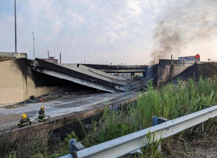 &copy; Reuters. Imagen general del colapso parcial de la autopista I-95 en Fladelfia, Pensilvania, EEUU. 11 junio 2023. Oficina de Gestión de Emergencias de la Ciudad de Filadelfia/entrega vía Reuters. ESTA IMAGEN FUE ENTREGADA POR UNA TERCERA PARTE. NO REVENTAS NI ARC