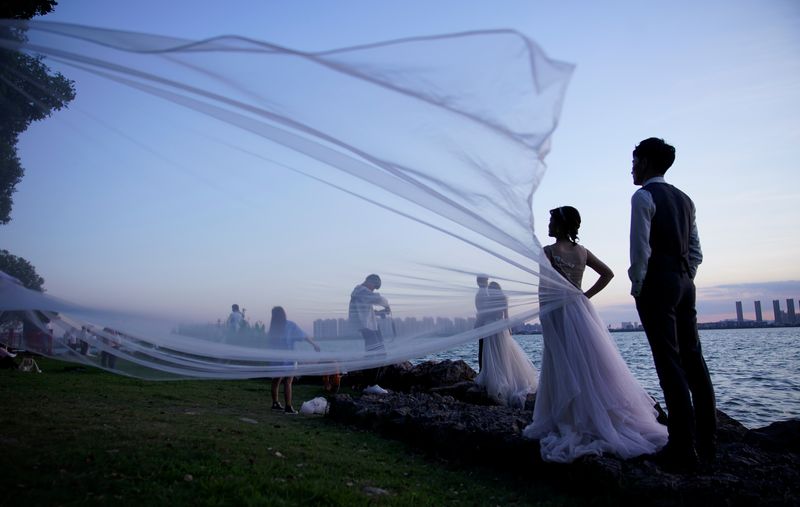 &copy; Reuters. 　中国の２０２２年の婚姻数は、統計開始以降で最低の水準に落ち込んだ。地元メディアが６月１１日に報じた。江蘇省で２０２０年８月撮影（２０２３年　ロイター/Aly Song）