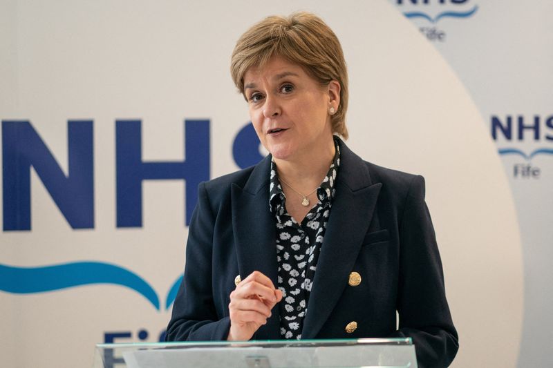 © Reuters. رئيسة وزراء حكومة اسكتلندا السابقة نيكولا ستيرجن خلال زيارتها لمركز علاجي تابع لدائرة الصحة الوطنية يوم 24 مارس آذار 2023. صورة لرويترز من ممثل لوكالات الأنباء. 