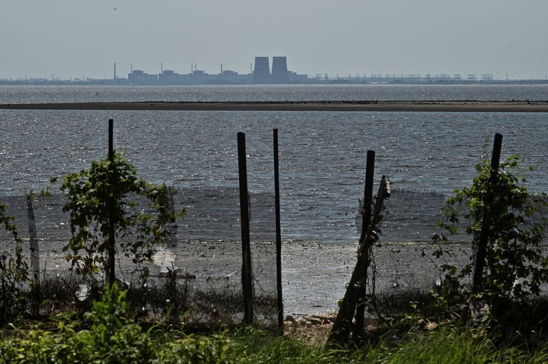 © Reuters. مشهد يظهر محطة زابوريجيا للطاقة النووية قريبا من بلدة نيكوبول يوم 9 يونيو حزيران 2023 في أعقاب انهيار سد نوفا كاخوفكا بأوكرانيا. صورة لرويترز 