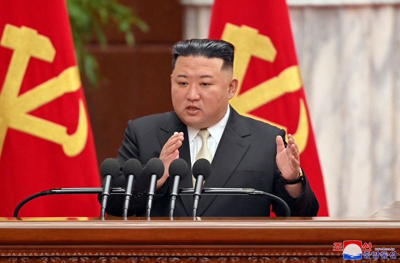 &copy; Reuters. زعيم كوريا الشمالية كيم جونج أون يحضر الاجتماع العام السابع للجنة المركزية الثامنة لحزب العمال الكوري (WPK) في بيونجيانج بكوريا الشمالية يوم 