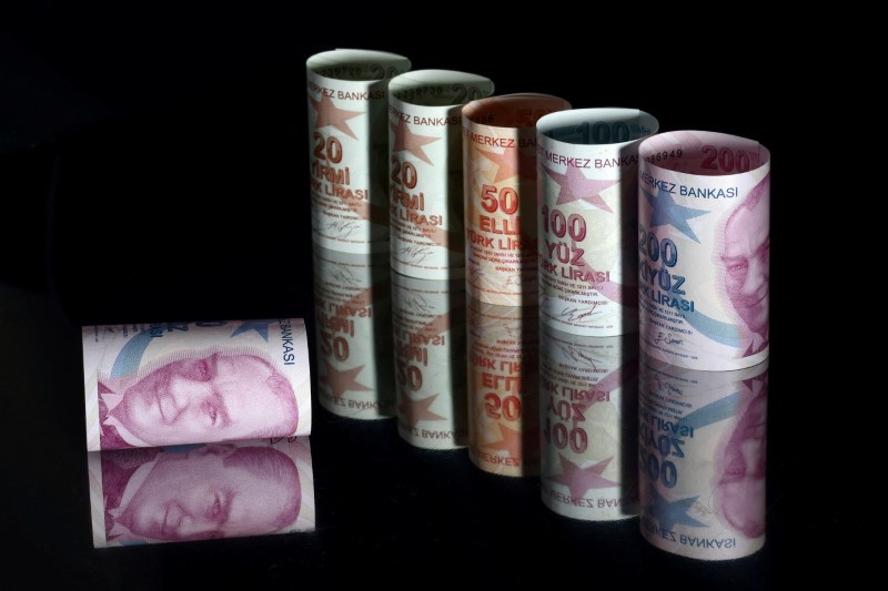 &copy; Reuters. 　６月１２日、トルコリラが１２日朝方の取引で一時１ドル＝２３．７７リラまで下落し、最安値を更新した。写真はトルコリラ紙幣。イスタンブールで２０２１年１１月撮影（２０２３年