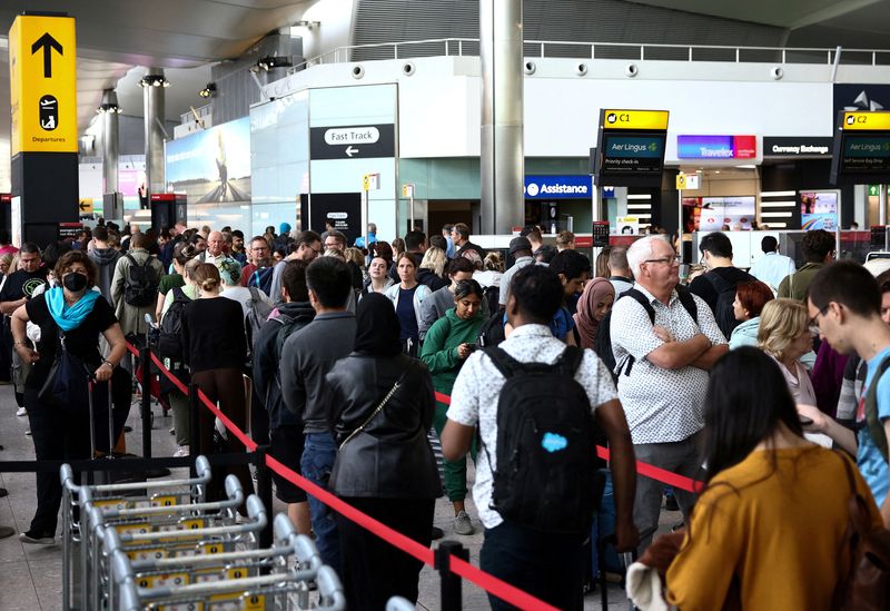 &copy; Reuters. FILE PHOTO: Passengers queue inside the departures terminal of Terminal 2 at Heathrow Airport in London, Britain, June 27, 2022. REUTERS/Henry Nicholls