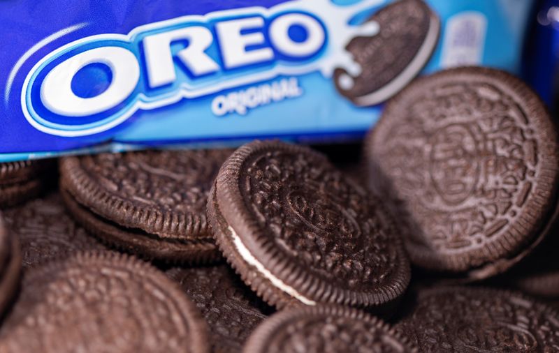 &copy; Reuters. FILE PHOTO: Mondelez International's Oreo biscuits are seen in this illustration picture taken July 26, 2021. Picture taken July 26, 2021. REUTERS/Dado Ruvic/Illustration