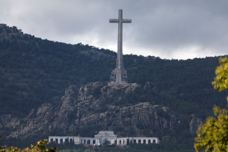 &copy; Reuters. FOTO DE ARCHIVO: El Valle de Cuelgamuros, antes Valle de los Caídos, en San Lorenzo de El Escorial, en esta imagen tomada desde Collado VIllalba, cerca de Madrid, España, 21 de octubre de 2019. REUTERS/Sergio Pérez