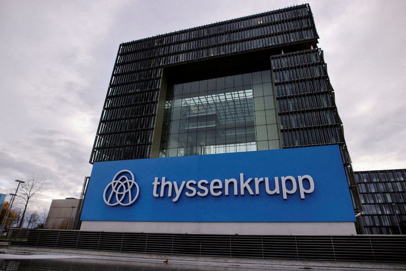 &copy; Reuters. Photo d'archives montrant le logo de ThyssenKrupp au siège social de ThyssenKrupp à Essen, en Allemagne. /Photo prise le 17 novembre 2022 à Essen, Allemagne/REUTERS/Thilo Schmuelgen