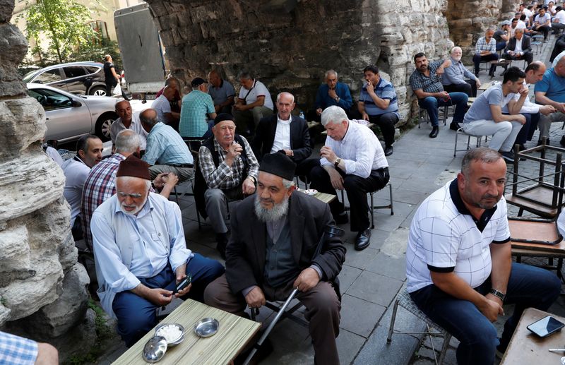 &copy; Reuters. أشخاص يجلسون في مقهى بالهواء الطلق في إسطنبول بتركيا. صورة من أرشيف رويترز.