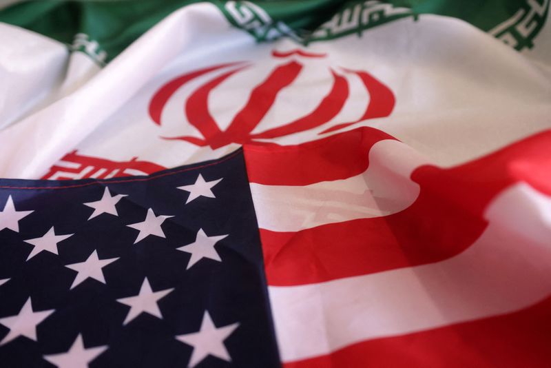 &copy; Reuters. علما الولايات المتحدة وإيران في صورة توضيحية التقطت في الثامن من سبتمبر أيلول 2023. تصوير: دادو روفيتش - رويترز.