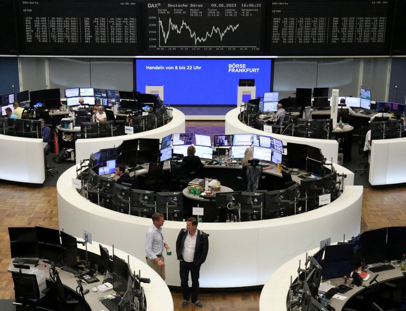 &copy; Reuters. FOTO DE ARCHIVO: El gráfico de cotización del índice bursátil alemán DAX en una pantalla en el interior de la Bolsa de Fráncfort, Alemania, el 9 de junio de 2023. REUTERS/Personal
