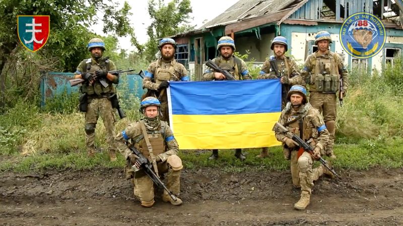 © Reuters. جنود أوكرانيون يلتقطون صورة مع العلم الأوكراني في قرية ستوروجيف المحررة في دونيتسك في صورة ثابتة حصلت عليها رويترز من فيديو متداول على وسائل التواصل الاجتماعي يوم الاثنين. صورة لرويترز من صفحة اللواء 35 من مشاة البحرية الأوكرانية على فيسبوك.
