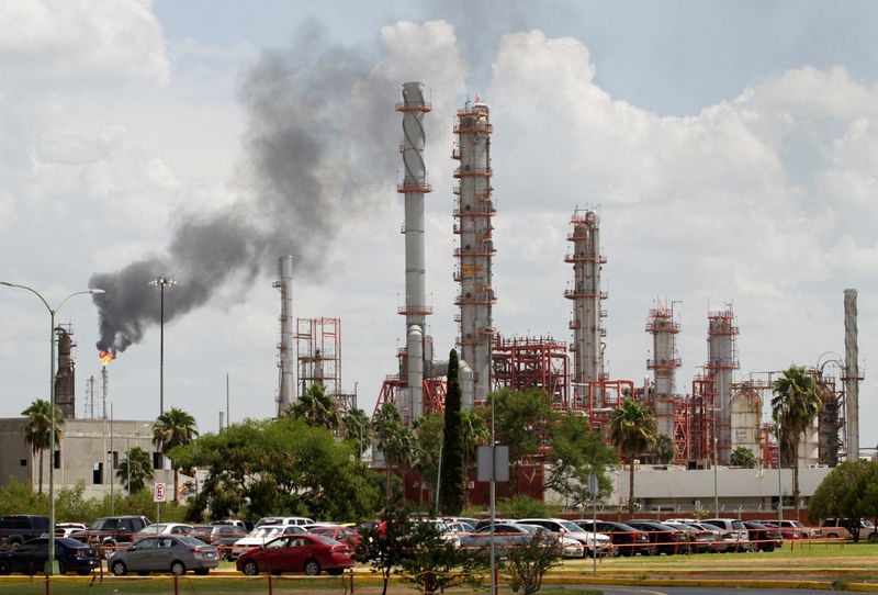 &copy; Reuters. FILE PHOTO: A general view of an oil refinery in Cadereyta, on the outskirts of Monterrey, Mexico, August 27, 2021. REUTERS/Daniel Becerril/File Photo