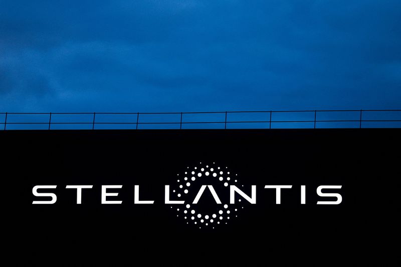 &copy; Reuters. Logo di Stellantis presso lo stabilimento di Velizy-Villacoublay vicino Parigi. 23 febbraio 2022. REUTERS/Gonzalo Fuentes/File Photo