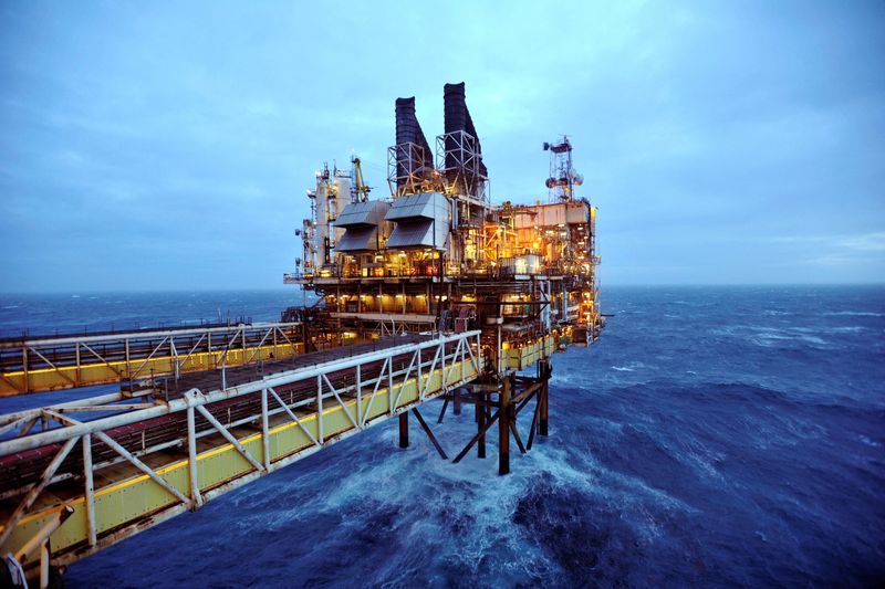 &copy; Reuters. Una sezione della piattaforma petrolifera BP Eastern Trough Area Project (ETAP) è visibile nel Mare del Nord, a circa 100 miglia a est di Aberdeen in Scozia, il 24 febbraio 2014. REUTERS/Andy Buchanan/pool/File Photo