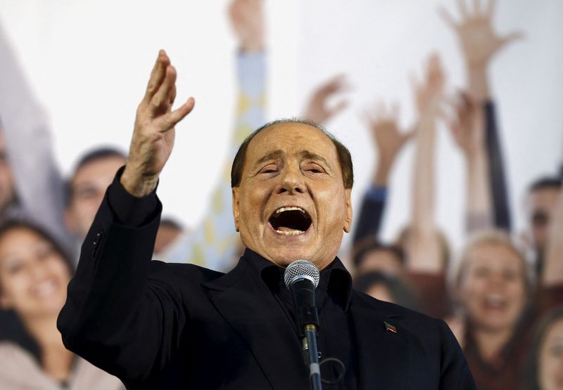 &copy; Reuters. Il leader del partito Forza Italia (PDL) Silvio Berlusconi parla durante un raduno della Lega Nord a Bologna, Italia, 8 novembre 2015.   REUTERS/Stefano Rellandini/File Photo