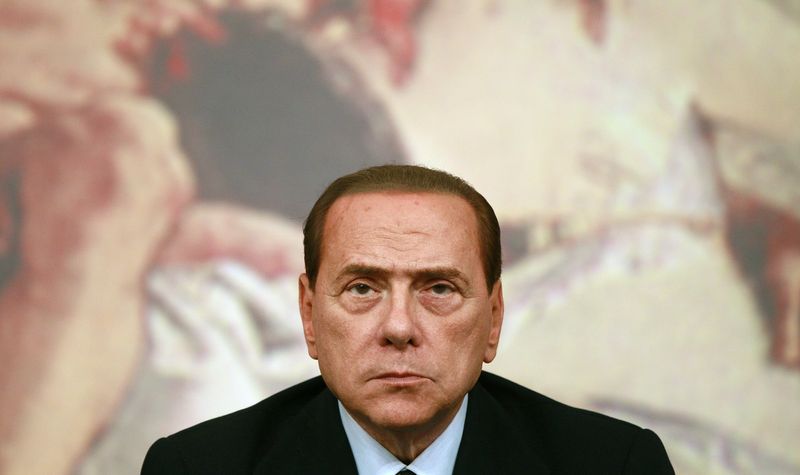 &copy; Reuters. Silvio Berlusconi durante una conferenza stampa a Palazzo Chigi. 4 agosto 2011. REUTERS/Tony Gentile (ITALY - Tags: POLITICS BUSINESS)