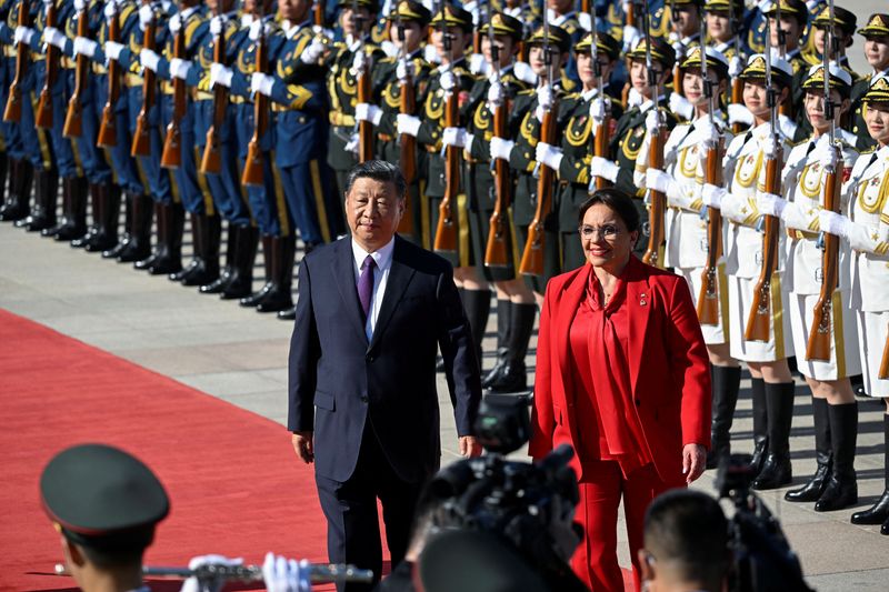&copy; Reuters. Honduran President Xiomara Castro and Chinese President Xi Jinping inspect Chinese honor guards during a welcome ceremony outside the Great Hall of the People in Beijing on June 12, 2023. Wang Zhao/Pool via REUTERS