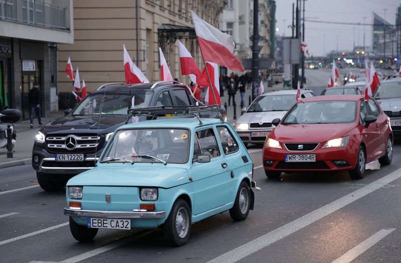 &copy; Reuters. Photo de voitures circulant avec des drapeaux polonais lors de la Fête Nationale de l'Indépendance à Varsovie. /Photo prise le 11 novembre 2020 à Varsovie, Pologne/REUTERS/Dawid Zuchowicz