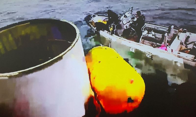 &copy; Reuters. 韓国軍は１２日、北朝鮮が先月打ち上げに失敗したロケットが落下した海域で中国軍の艦艇が引き揚げ作業を進めていることを明らかにした。韓国によるロケット落下物とみられる部品回収