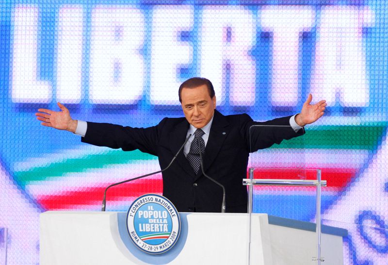 &copy; Reuters. FOTO DE ARCHIVO. El primer ministro italiano Silvio Berlusconi habla en la apertura de su congreso del bloque Pueblo de la Libertad en Roma, Italia. 27 de marzo de 2009. REUTERS/Remo Casilli