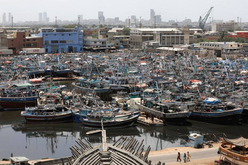 &copy; Reuters. Vista de barcos de pesca ancorados após interrupção das atividades em meio a tempestade, em Karachi, Paquistão
10/06/2023
REUTERS/Akhtar Soomro