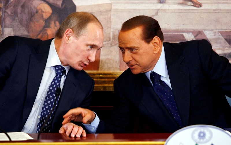 &copy; Reuters. الرئيس الروسي فلاديمير بوتين ورئيس الوزراء الإيطالي السابق سيلفيو برلسكوني خلال مؤتمر صحفي في صورة من أرشيف رويترز.