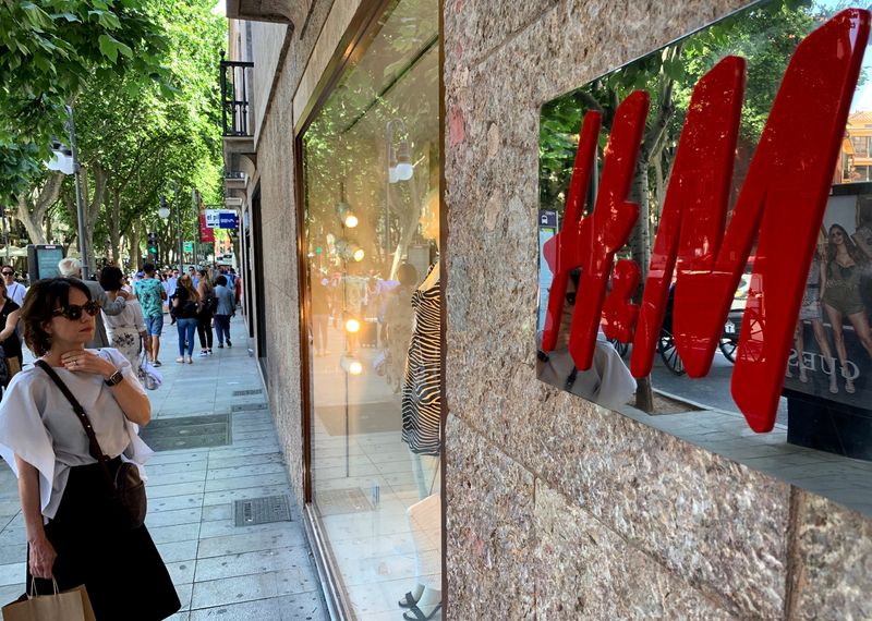 &copy; Reuters. FOTO DE ARCHIVO. Una mujer mira un cartel de H&M a la entrada de una tienda H&M en Palma, en la isla de Mallorca, España. 14 de junio de 2019. REUTERS/Anna Ringstrom