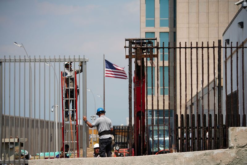 &copy; Reuters. Trabajadores reemplazan parte de la valla de la Embajada de Estados Unidos durante unas obras de renovación en La Habana, Cuba. 17 de mayo de 2023. REUTERS/Alexandre Meneghini
