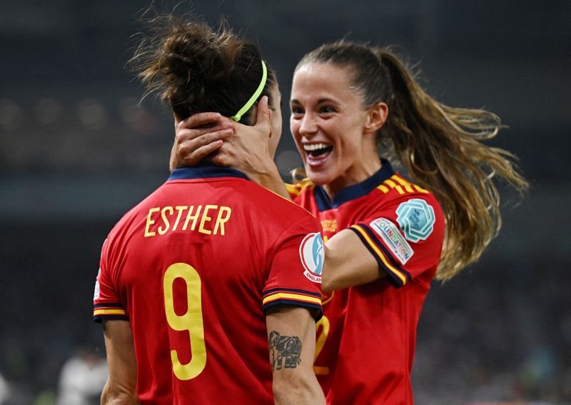 &copy; Reuters. FOTO DE ARCHIVO. Fútbol - Eurocopa Femenina 2022 - Cuartos de final - Inglaterra vs España - The American Express Community Stadium, Brighton, Reino Unido - 20 de julio de 2022 - La española Esther González celebra el primer gol con Ona Batlle. REUTER