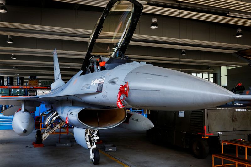 © Reuters. An F-16 fighter jet is seen at a maintenance hangar in Volkel, Netherlands June 9, 2023. REUTERS/Piroschka van de Wouw
