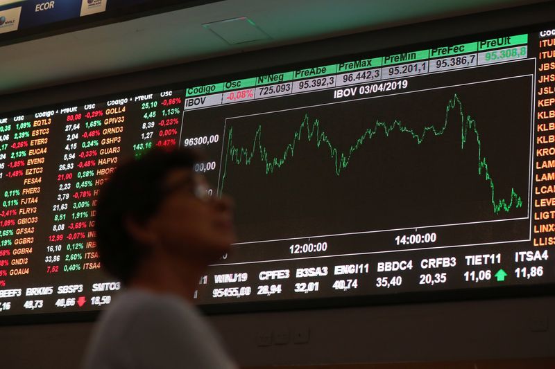 &copy; Reuters. Une femme à la Bourse brésilienne B3, à Sao Paulo. /Photo prise le 3 avril 2019/REUTERS/Amanda Perobelli