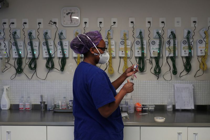 &copy; Reuters. Enfermeira em hospital de São Paulo
17/06/2020
REUTERS/Amanda Perobelli