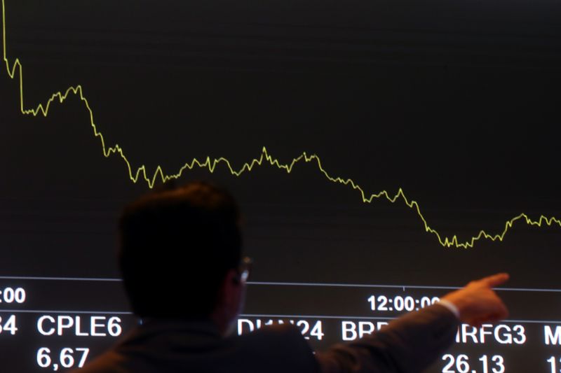 © Reuters. Photo d'archive d'un homme à la Bourse B3 à Sao Paulo. /Photo prise le 19 octobre 2021/REUTERS/Amanda Perobelli