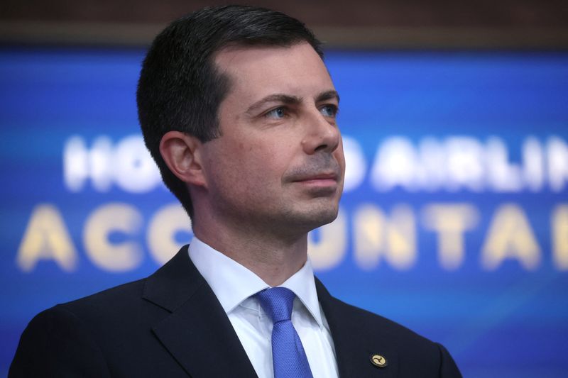 &copy; Reuters. FILE PHOTO: Secretary of Transportation Pete Buttigieg listens as U.S. President Joe Biden speaks about the airline industry and consumer protections from the South Court Auditorium on the White House grounds in Washington, U.S., May 8, 2023. REUTERS/Leah