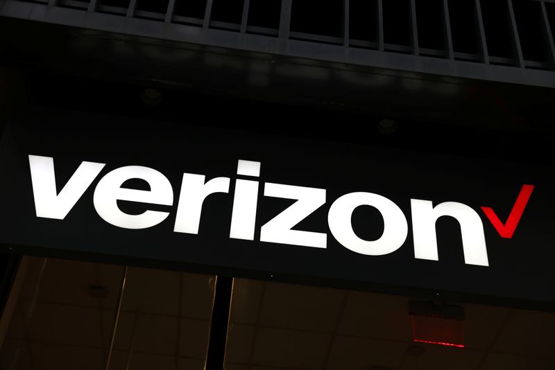 &copy; Reuters. FILE PHOTO: Signage is seen at a Verizon store in Manhattan, New York City, U.S., November 22, 2021. REUTERS/Andrew Kelly