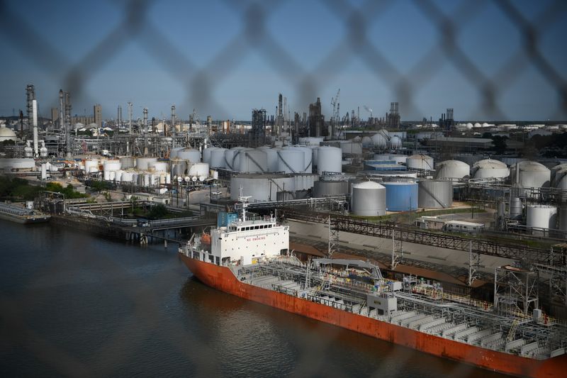 © Reuters. FILE PHOTO: The Houston Ship Channel and adjacent refineries, part of the Port of Houston, are seen in Houston, Texas, U.S., May 5, 2019.  REUTERS/Loren Elliott