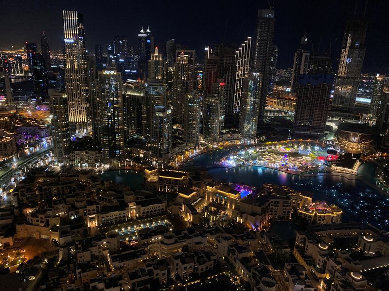 © Reuters. منظر عام لنافورة دبي أمام برج خليفة بصورة من أرشيف رويترز.