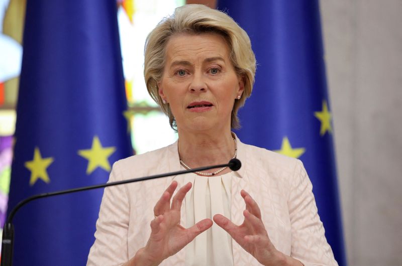 &copy; Reuters. FOTO DE ARCHIVO: La presidenta de la Comisión Europea, Ursula von der Leyen, asiste a una rueda de prensa durante una reunión con la presidenta moldava, Maia Sandu, en Chisinau, Moldavia. 31 de mayo, 2023. REUTERS/Vladislav Culiomza