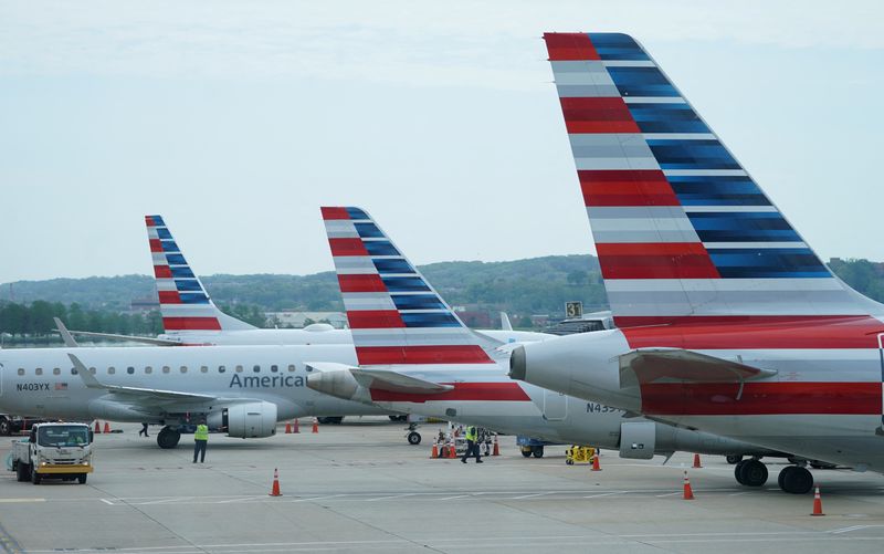 © Reuters. FILE PHOTO: American airlines jets sit at gates at Washington's Reagan National airport in Washington, U.S. April 29, 2020.  REUTERS/Kevin Lamarque