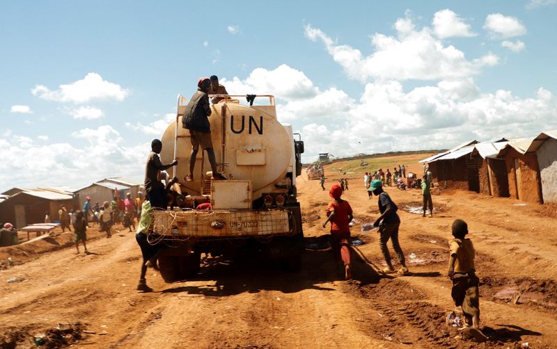 © Reuters. أطفال من الكونغو الديمقراطية يلعبون فوق شاحنة مياه تابعة للأمم المتحدة في معسكري للنازحين في إقليم إيتوري بمال شرق جمهورية الكونجو الديمقراطية يوم 19 أبريل نيسان 2023. تصوير: بول لورجيري - رويترز.