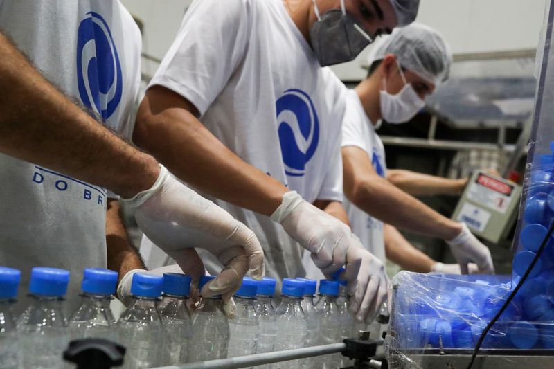 &copy; Reuters. Funcionários trabalham em fábrica de Vinhedo, Brasil
25/03/2020
REUTERS/Amanda Perobelli