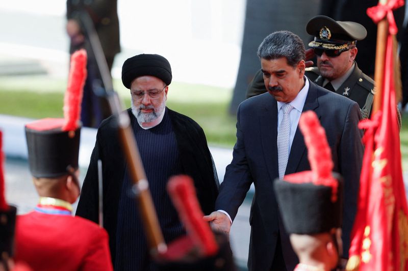 &copy; Reuters. الرئيس الفنزويلي نيكولاس مادورو (إلى اليمين) ونظيره الإيراني إبراهيم رئيسي خلال لقائهما في قصر ميرافلوريس بكاراكاس يوم 12 يونيو حزيران 2023. ت