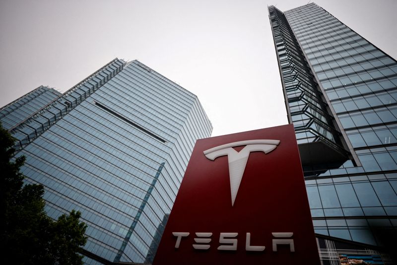 © Reuters. FILE PHOTO: A Tesla logo is seen outside a showroom of the carmaker in Beijing, China May 31, 2023. REUTERS/Thomas Peter